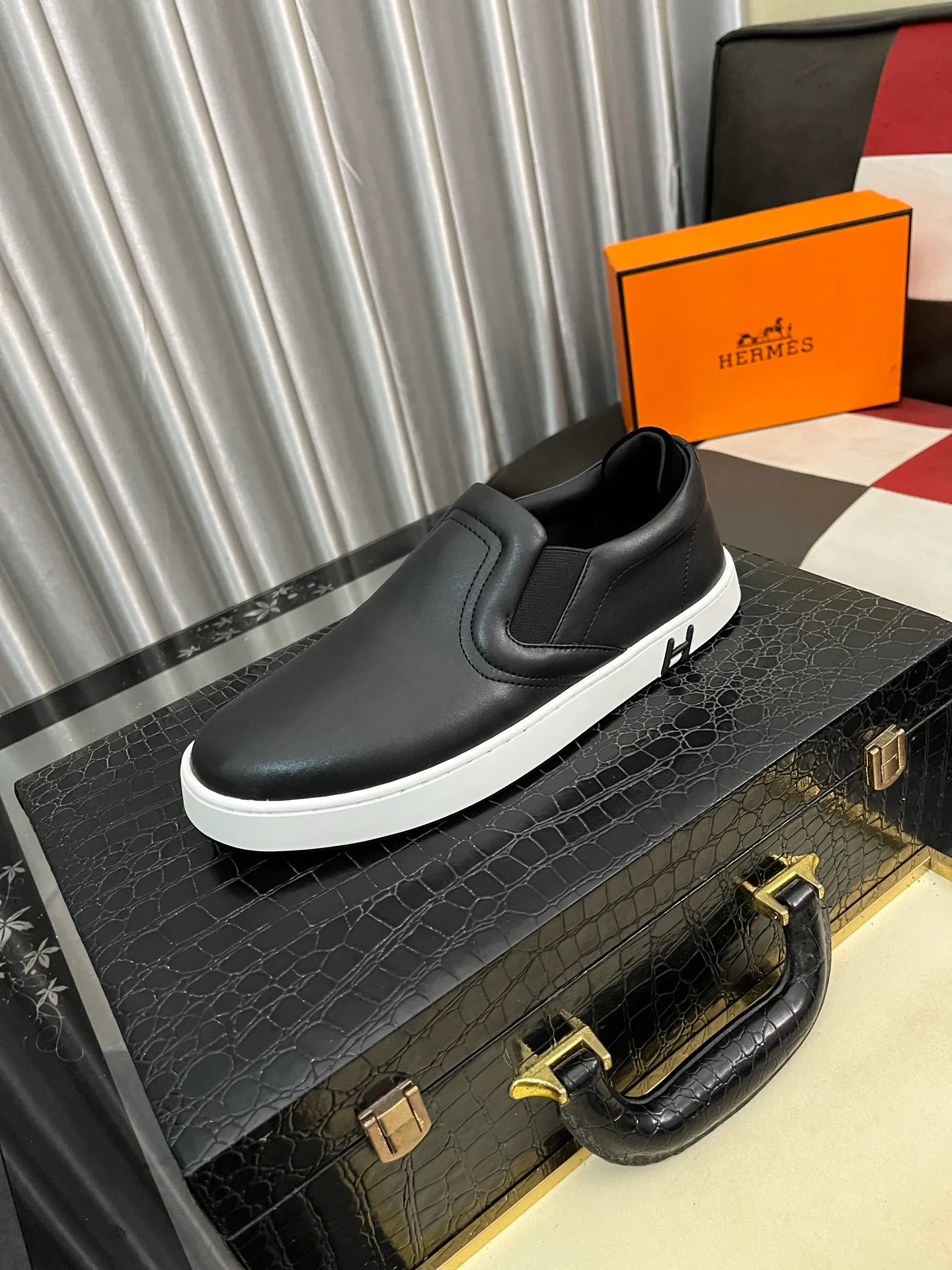 Men's Men's Shoes💰458⌚️⌚️HERMES/Hermès Hugo sneakers are casual men's shoes. These sneakers are made of imported first-layer cowhide leather and breathable mesh design. The contrasting color design creates a dynamic and modern shape. The front end of the toe is decorated with natural-color rubber inlays, making it novel and fashionable. The texture is incomparable, with cowhide lining and cowhide foot pads, the upper foot is comfortable and breathable, and the rubber sole is decorated with geometric patterns and iconic "H" details. A very personal one! Size: 38-44